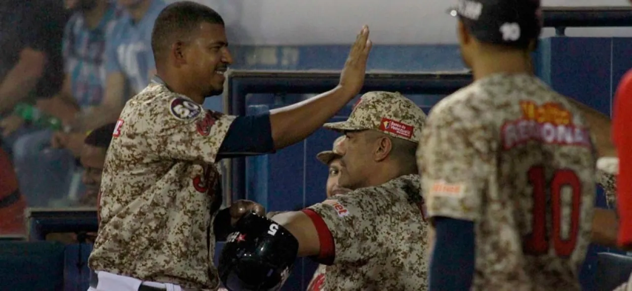 1568Escobar9JuegosConHit.jpg