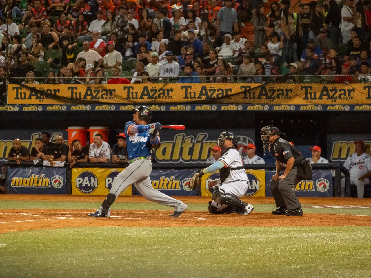 David Rodríguez y Jesús Sucre observan el batazo
