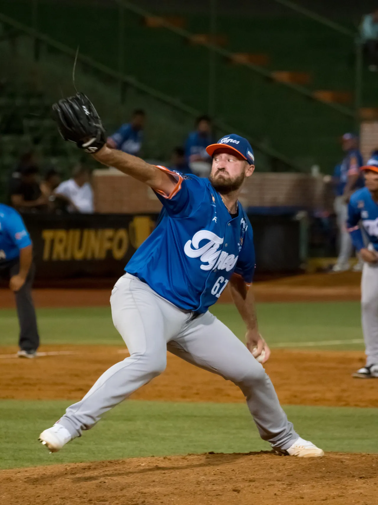 Pitcher a punto de lanzar