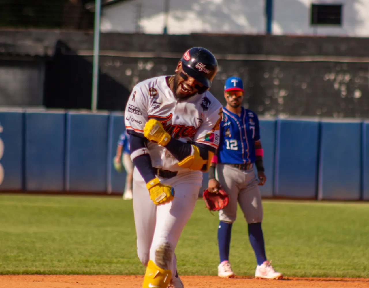 Keyber Rodríguez con batazo clave ante los Tiburones